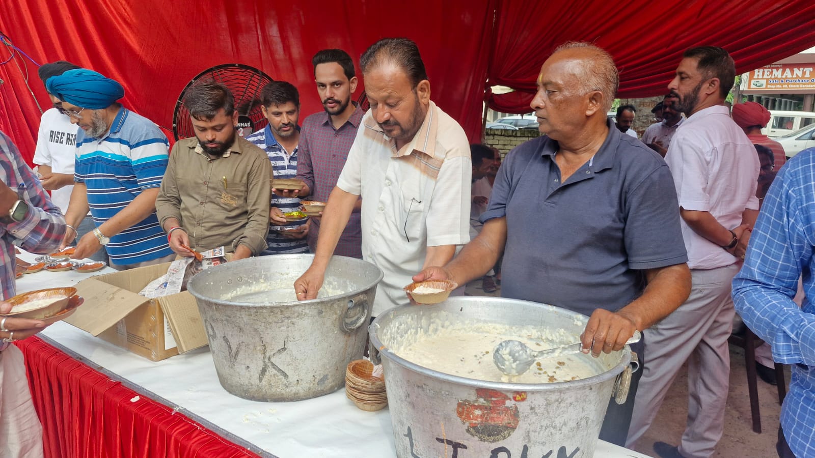 Patiala Car Bazaar Organizes Kheer-Puri Langar on the Occasion of Sawan